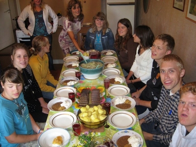 Rõõmsad misjonigrupi liikmed Pärnumaal lõunasöögi ootel.
