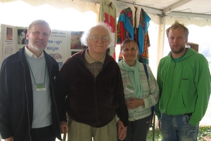 Eesti Metodisti Kiriku 2007. a. suvekonverentsi misjoniõhtul. Vasakult: Rauli Lehtonen, Päivo Kasekamp abikaasa Vaikega ja Joel Aulis. Foto: Mark Nelson