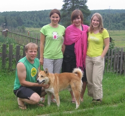 Eestlased lastelaagris koos neljajalgse sõbraga. Vasakult: Joel Aulis, Lemme Täll, Hanna-Kerli Metsala, Piret Kõiva; pilti teeb Küllike Evartov.