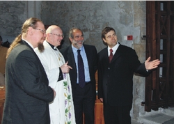 Piiblipühal 2008 Haapsalu Toomkirikus. Vasakult: Eesti Piibliseltsi peasekretär Jaan Bärenson, esimees praost Tiit Salumäe, Hispaania Piibliseltsi peasekretär Jose Luis Andavert, tõlk Ülo Niinemägi. Foto: Arvo Tarmula