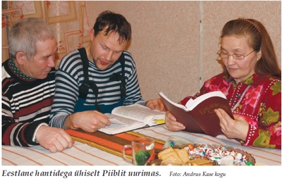 Eestlane hantidega ühiselt Piiblit uurimas.  Foto: Andrus Kase kogu