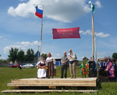 Kristlik kuulutus suure külapeo lavalt.  Fotod: Anu Väliaho kogust