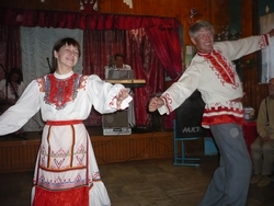 Mari rahvatantsu esitab ka Birski koguduse õpetaja Slava Abdullin.  Foto: Anu Väliaho kogust