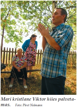 Mari kristlane Viktor hiies palvetamas.  Foto: Piret Neimann