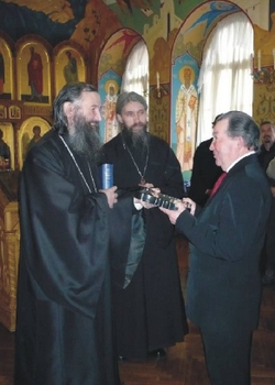 Tänatakse tõlkija Leonid Jandakovi (paremal). Foto: Anu Väliaho