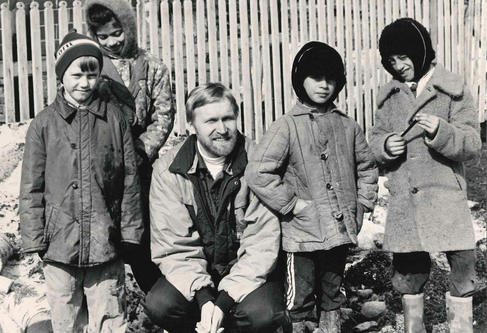 Rauli Lehtonen kasahhi lastega 1970. Aastatel.  Foto: autori kogu.