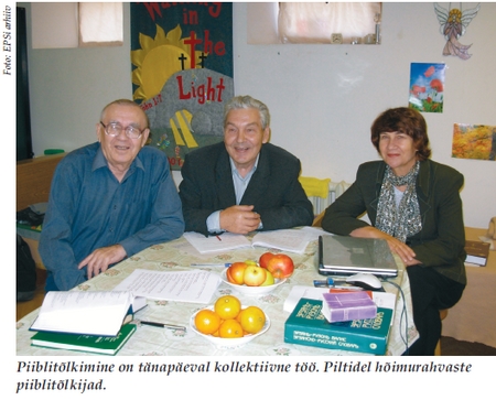 Piiblitõlkimine on tänapäeval kollektiivne töö.  Piltidel hõimurahvaste piiblitõlkijad.