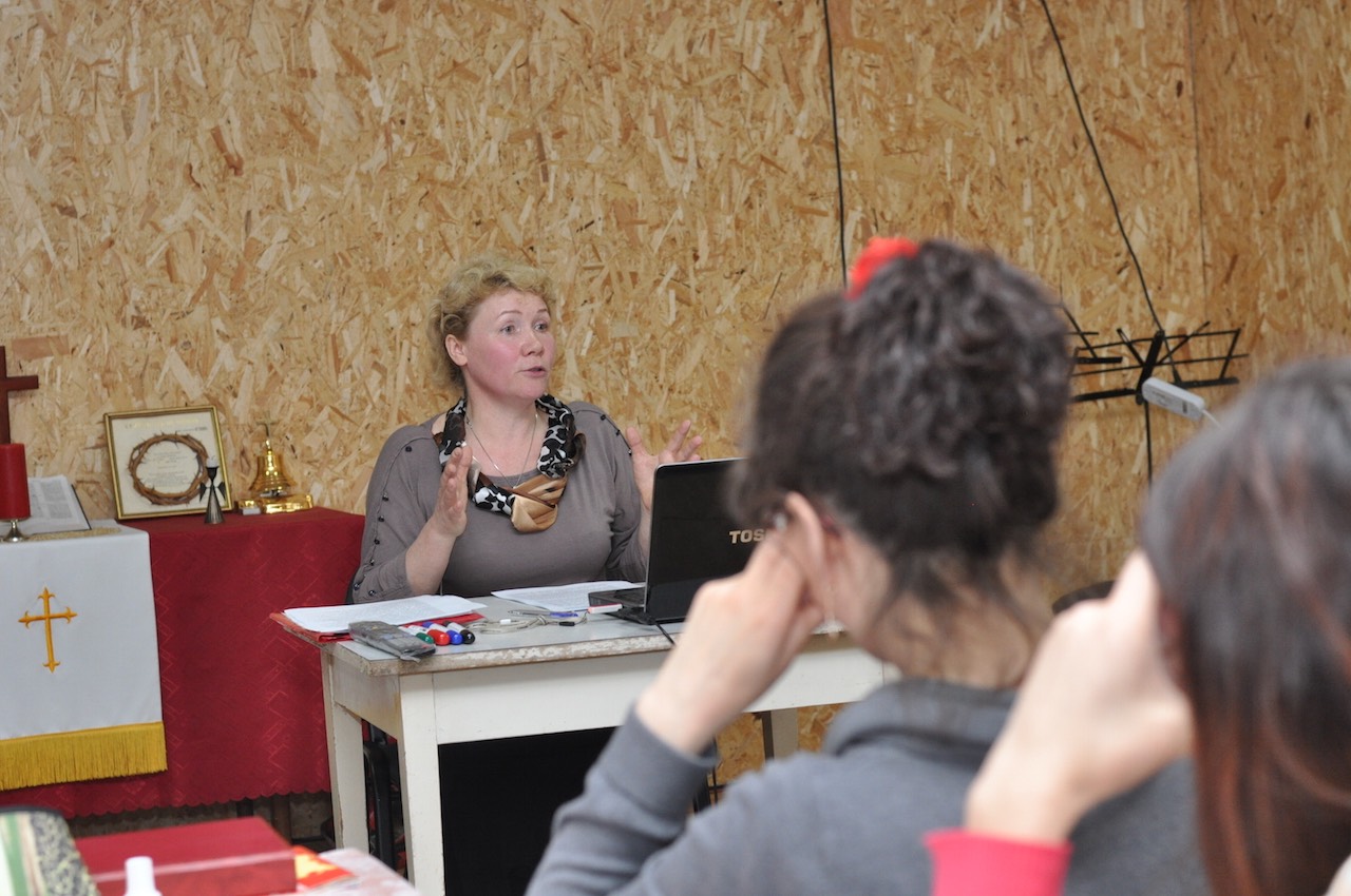 Eesti Metodisti Kiriku Teoloogilise Seminari vilistlase Nadežda Popova loengute teemaks on kiriku ajalugu, kus käsitletakse ka komidele esimesena evangeeliumi viinud ja komikeelse tähestiku koostanud Permi Stefani elu.