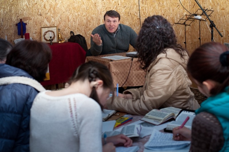 Pastor Daniil Popov õpetab koguduse rajamist komide kogemuste põhjal.