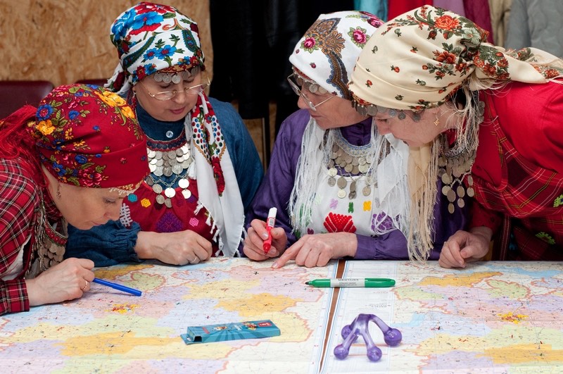 Udmurdid peavad kaardi ümber nõu, missugusesse udmurdi külla tuleks uued kogudused rajada.