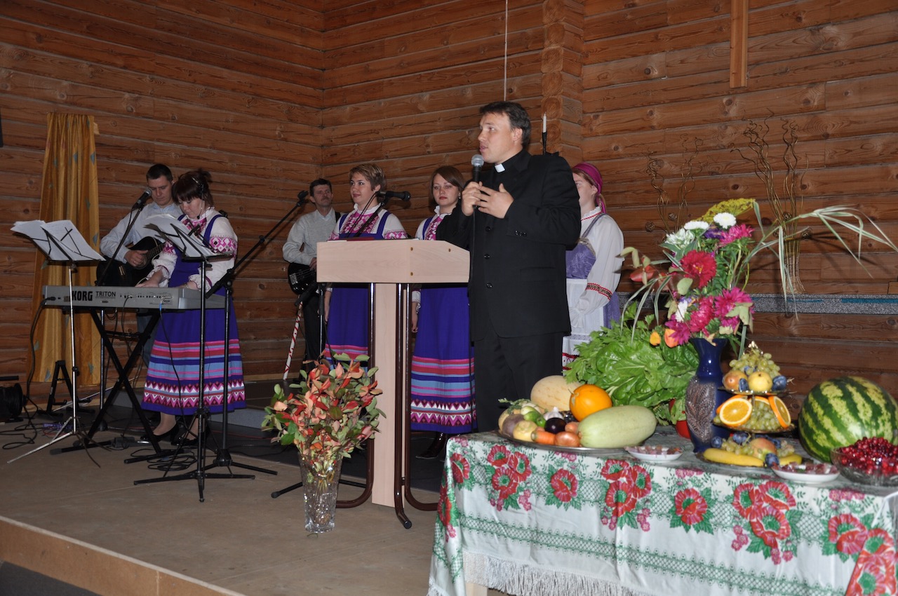 Viimati toimus õppesessioon Komimaal 2009. a sügisel. Tänupüha jumalateenistusel kõneleb pastor Daniil Popov. Foto: Mark Nelson