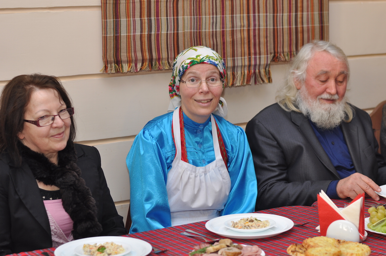Anita Laakso, Marja Kartano ja Mihhail Atamanov ühisel lõunasöögil Alnašis.