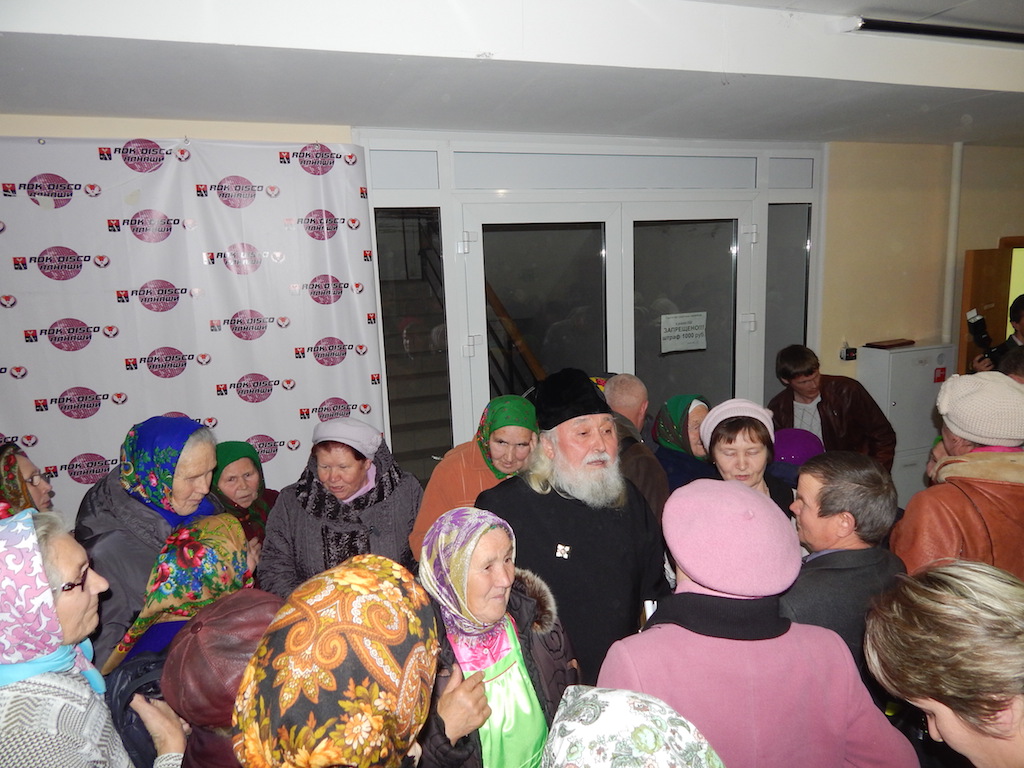 Piiblite jagamine Alnaši kultuurimajas. Piiblitõlkija isa Mihhail vestleb kohaliku rahvaga.