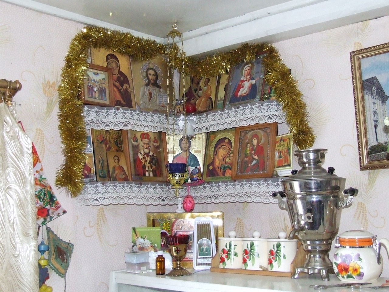 Isur Valentina Petrova kodune ikooninurk Säätinä(Slobodka) külas. Foto: Ergo-Hart Västrik