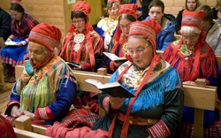 Uue Testamendi esitlus Kautokeino kirikus.