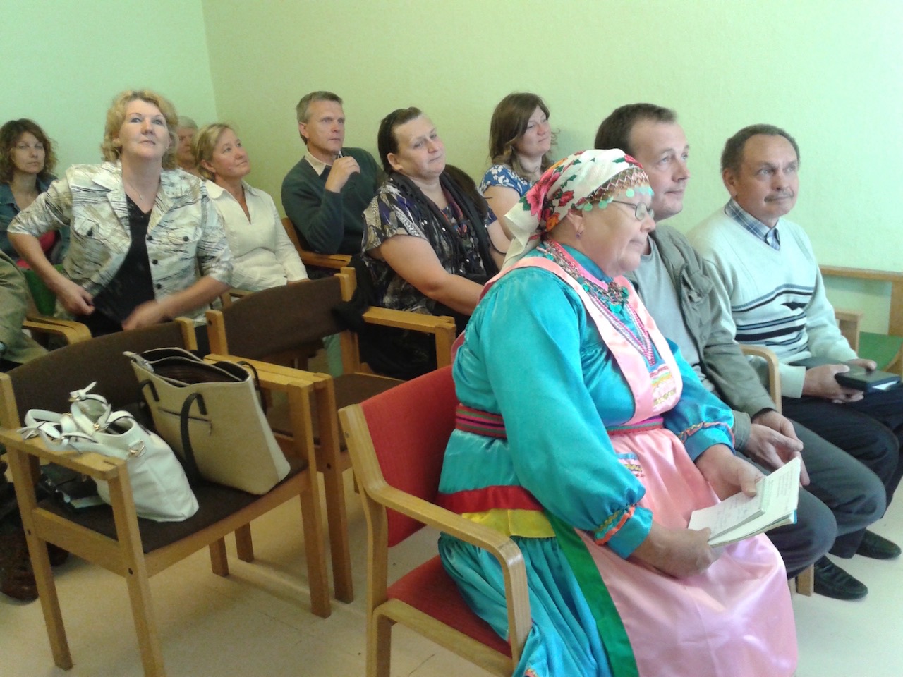 Marianne ja Gennadi Turba koguduses (esireas). Neid tõlgib Raul Bibikov Toompea kogudusest (keskel). Foto: Marika Olenko kogu