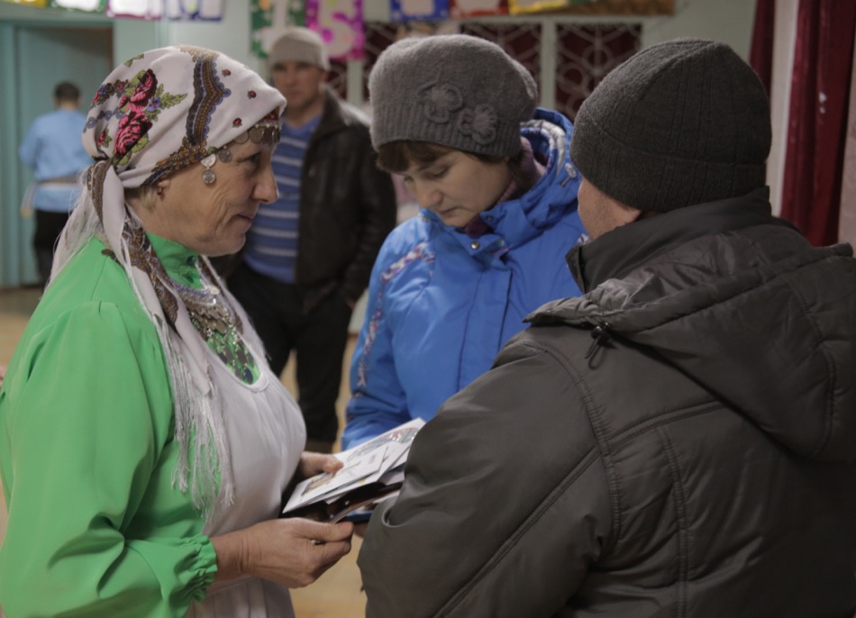 Ansambli liige Nina Trefilova vestleb kohalikega