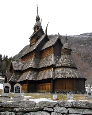 Maailma kauneim kirik? Norra püstpalkkirikud seisavad tõestusena sellele, et on võimalik kasutada traditsioonilist mittekristlikku kunstistiili Ainujumala teenimisel. Borgund Stave Kyrka, Norra Foto: Marta B. Haga / MFA Norway Kasutatud Norra saatkonna loal.